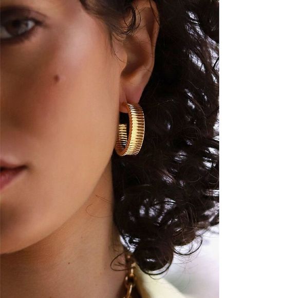 18K Gold Plated Minimalistic Bold Striped 3D C Hoops Earrings - Picture 6 of 9
